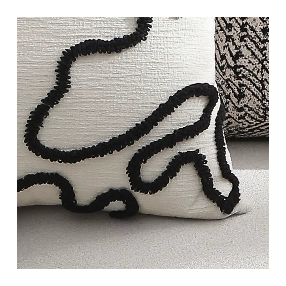 CANIRICA Kissenbezug aus Chenille in Schwarz und Weiß mit geometrischem Muster, B/B/H: 45 x 45 cm - Bild 2