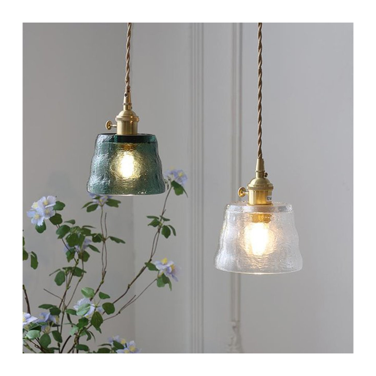 Ceropegia Pendelleuchte im minimalistischen Design aus Messing und Glas in Grün und Kupfer für Schlafzimmer und Esszimmer - Bild 1