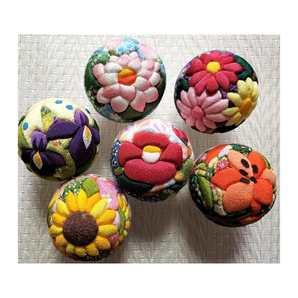 Chirimen Handwerk Kimekomi Temari Hanagokoro Set mit 6 Bausätzen aus Holz und Krepppapier in Multicolor - Bild 1