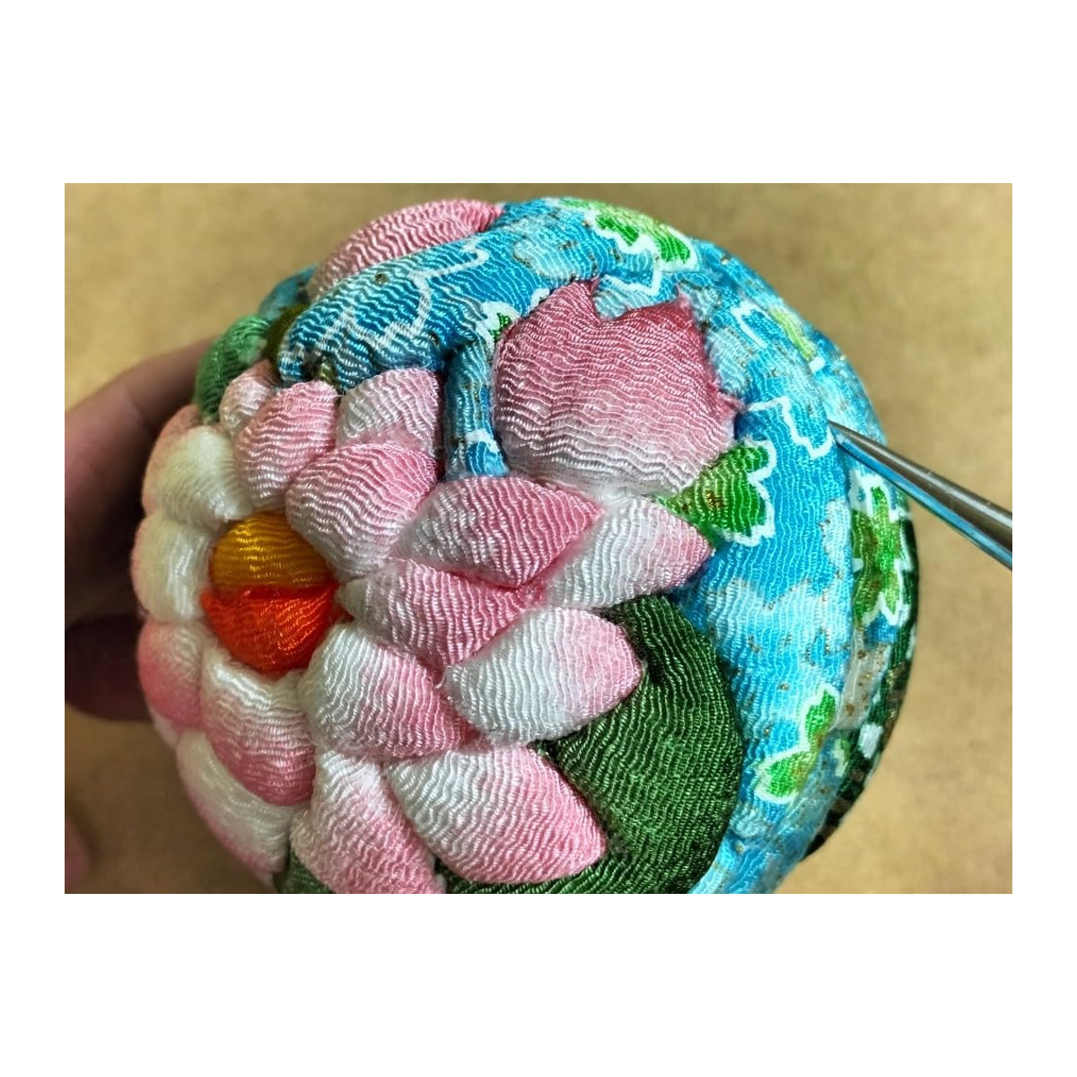 Chirimen Handwerk Kimekomi Temari Hanagokoro Set mit 6 Bausätzen aus Holz und Krepppapier in Multicolor - Bild 2