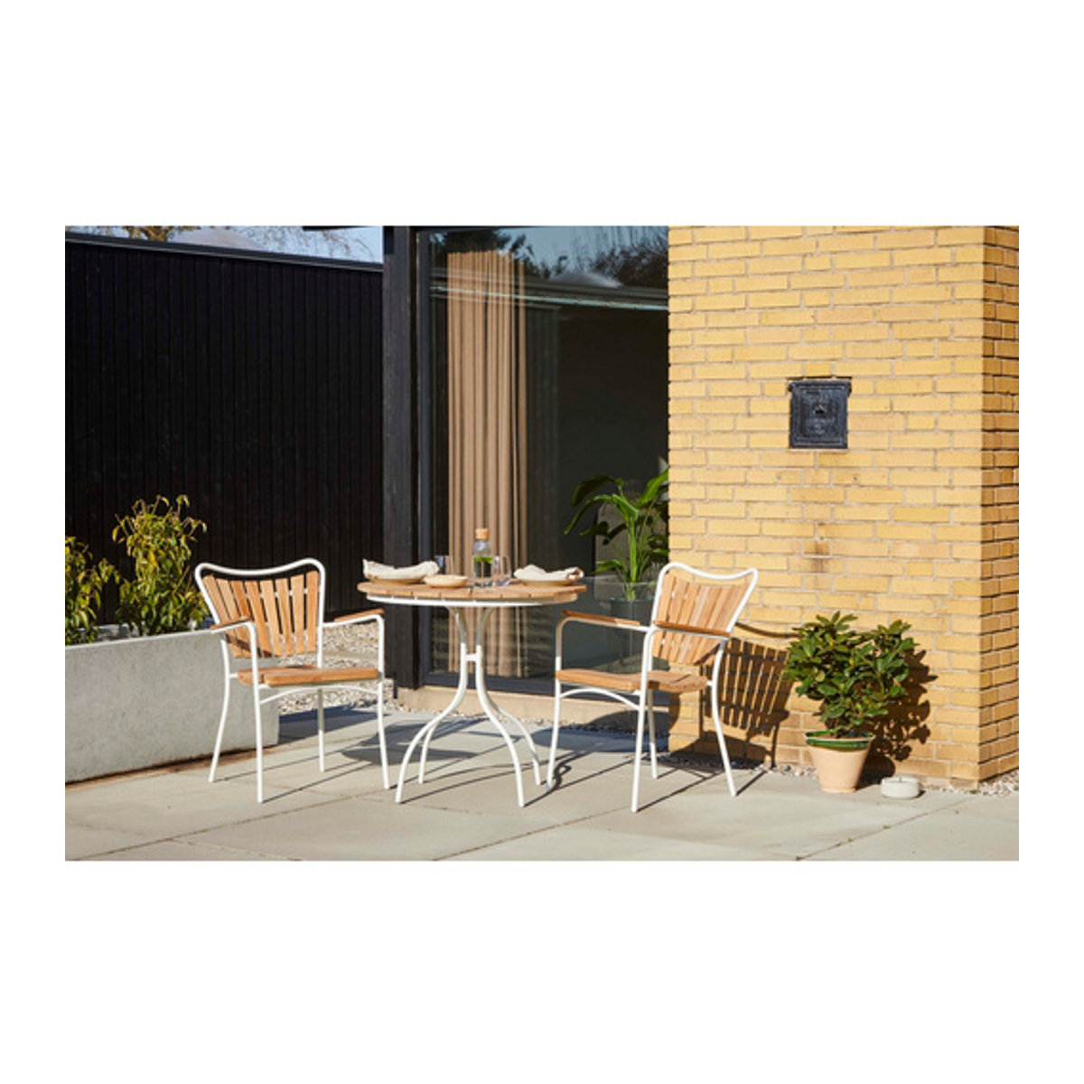 Cinas Balkonset Ellen in Weiss mit Tisch und Stühlen aus Teak und Aluminium, Tisch: H: 73 cm, Ø: 80 cm, Stühle: B: 59 cm, H: 72 cm, T: 57 cm - Bild 2