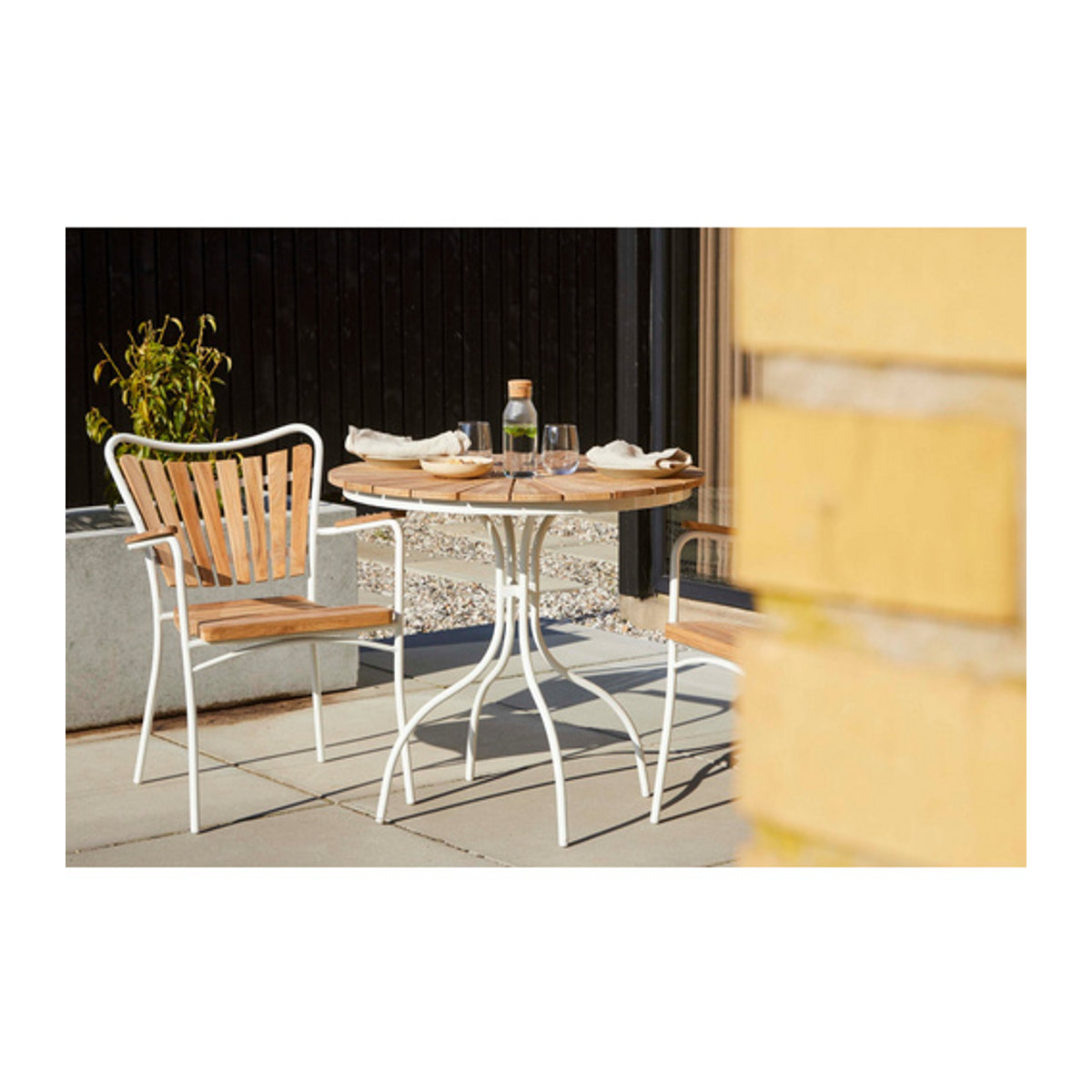 Cinas Balkonset Ellen in Weiss mit Tisch und Stühlen aus Teak und Aluminium, Tisch: H: 73 cm, Ø: 80 cm, Stühle: B: 59 cm, H: 72 cm, T: 57 cm - Bild 4