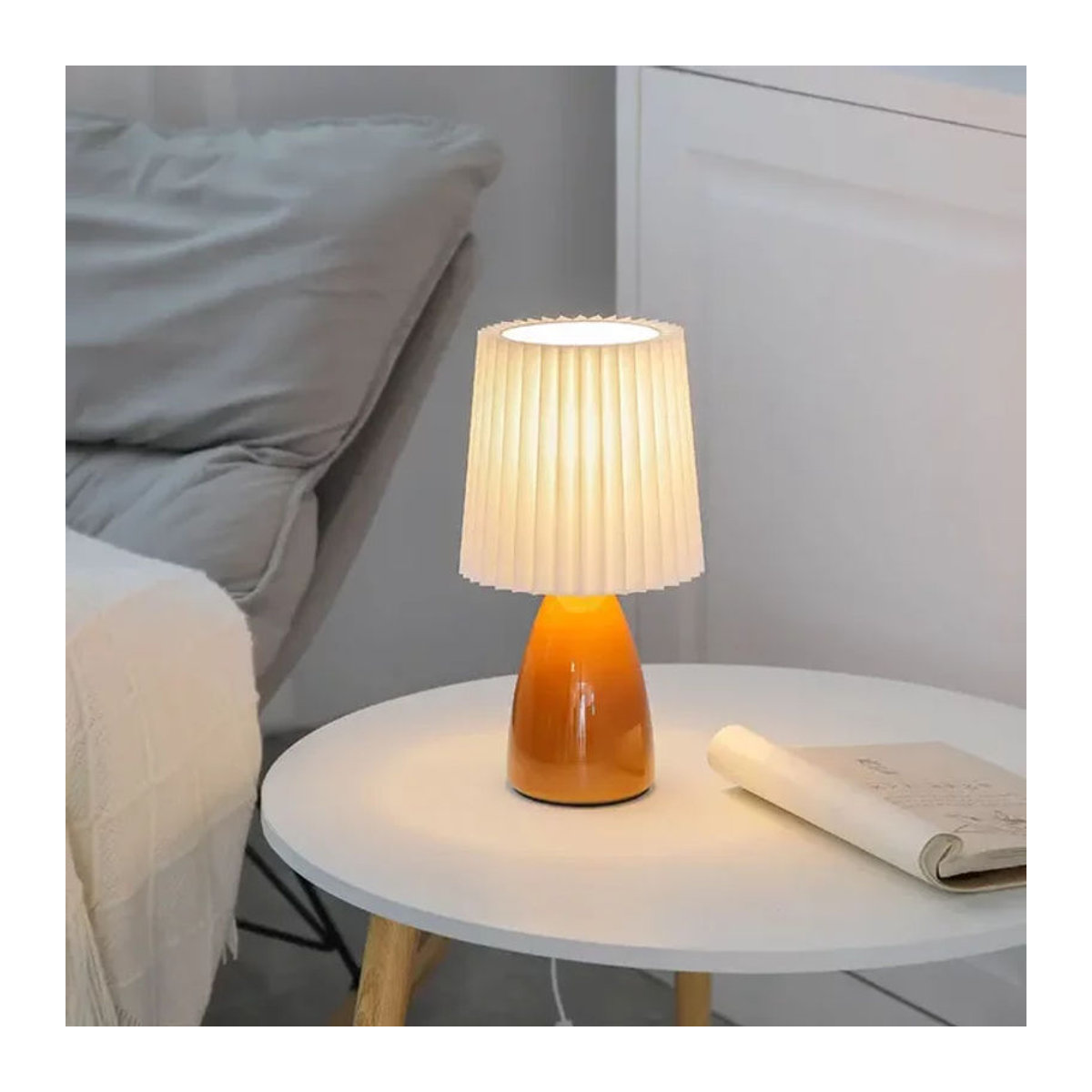 Claeted Nachttischlampe aus Keramik mit Plissee-Schirm in Orange und warmweißem E27 LED-Licht - Bild 1