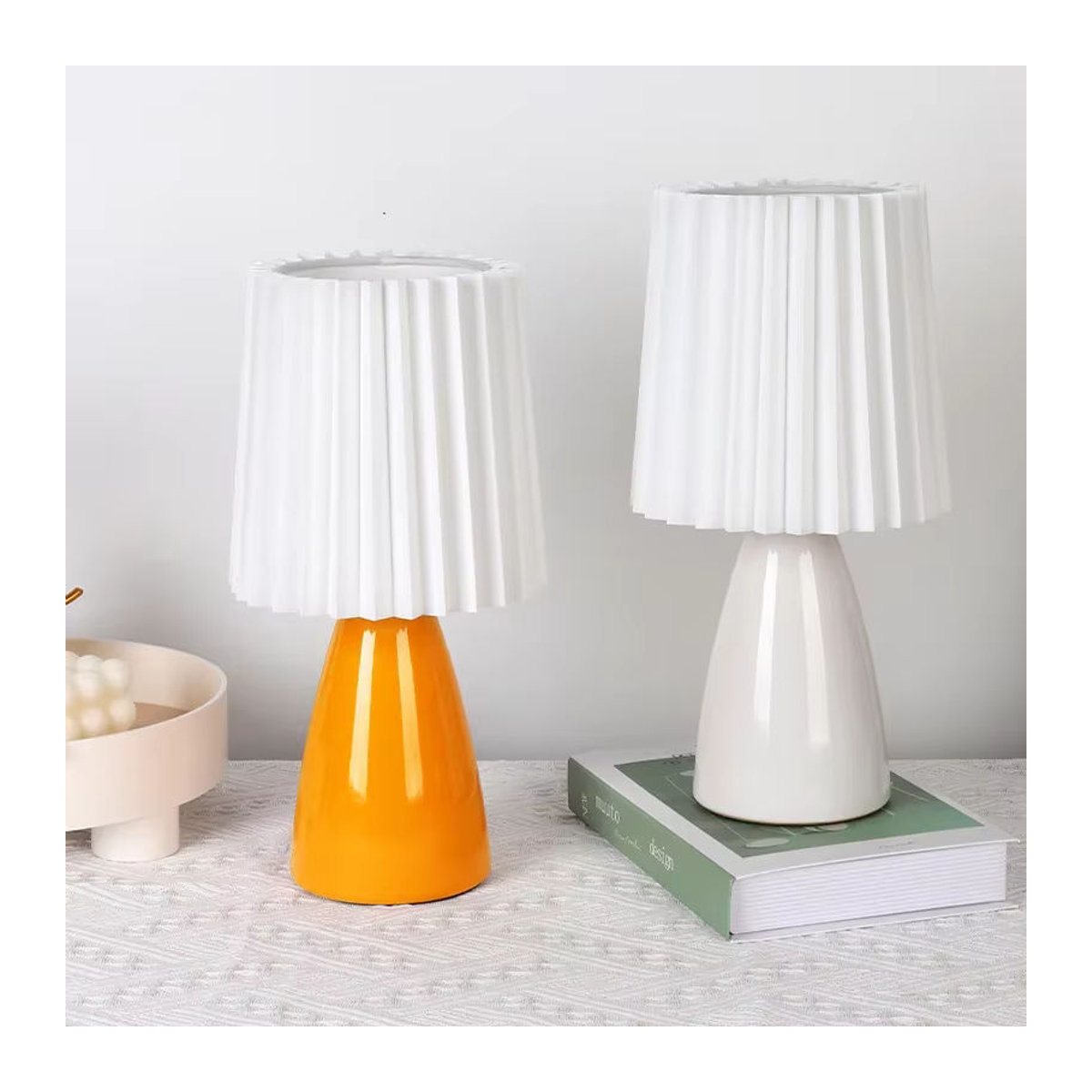 Claeted Nachttischlampe aus Keramik mit Plissee-Schirm in Orange und warmweißem E27 LED-Licht - Bild 2
