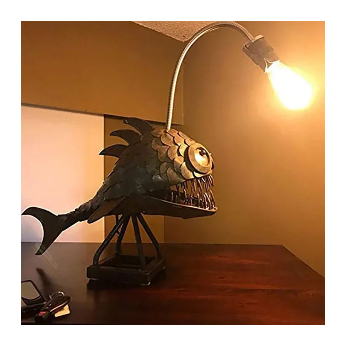 Claeted Retro-Tischlampe Anglerfisch aus Metall in Schwarz mit flexiblem Lampenkopf - Bild 1