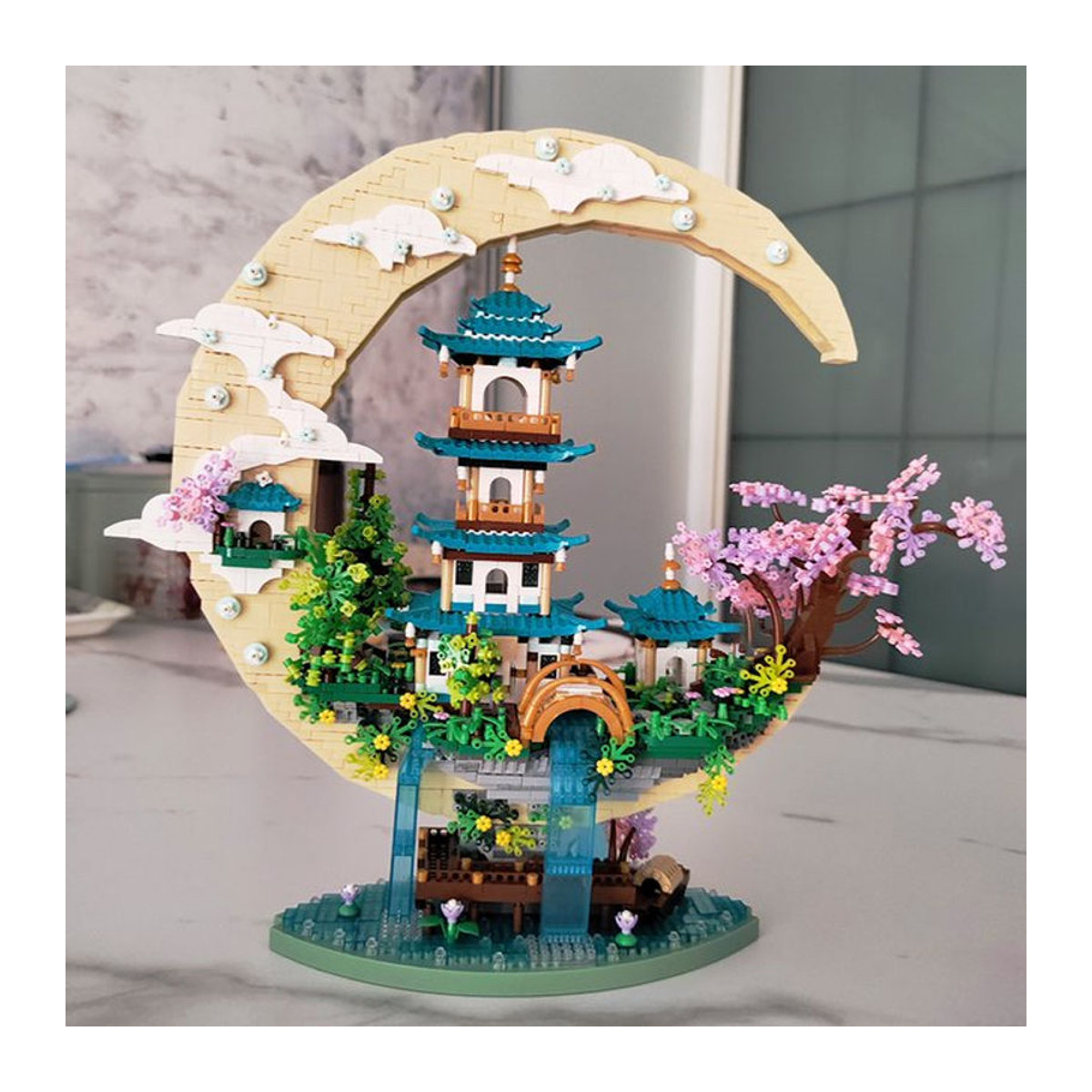 CONUSEA DIY Mini Architektur Bausteine Pfirsich Haus Pavillon mit LED Licht und Wasserfall Fluss, Rosa und Mehrfarbig, Dekoration für Kinder und Zimmer - Bild 1