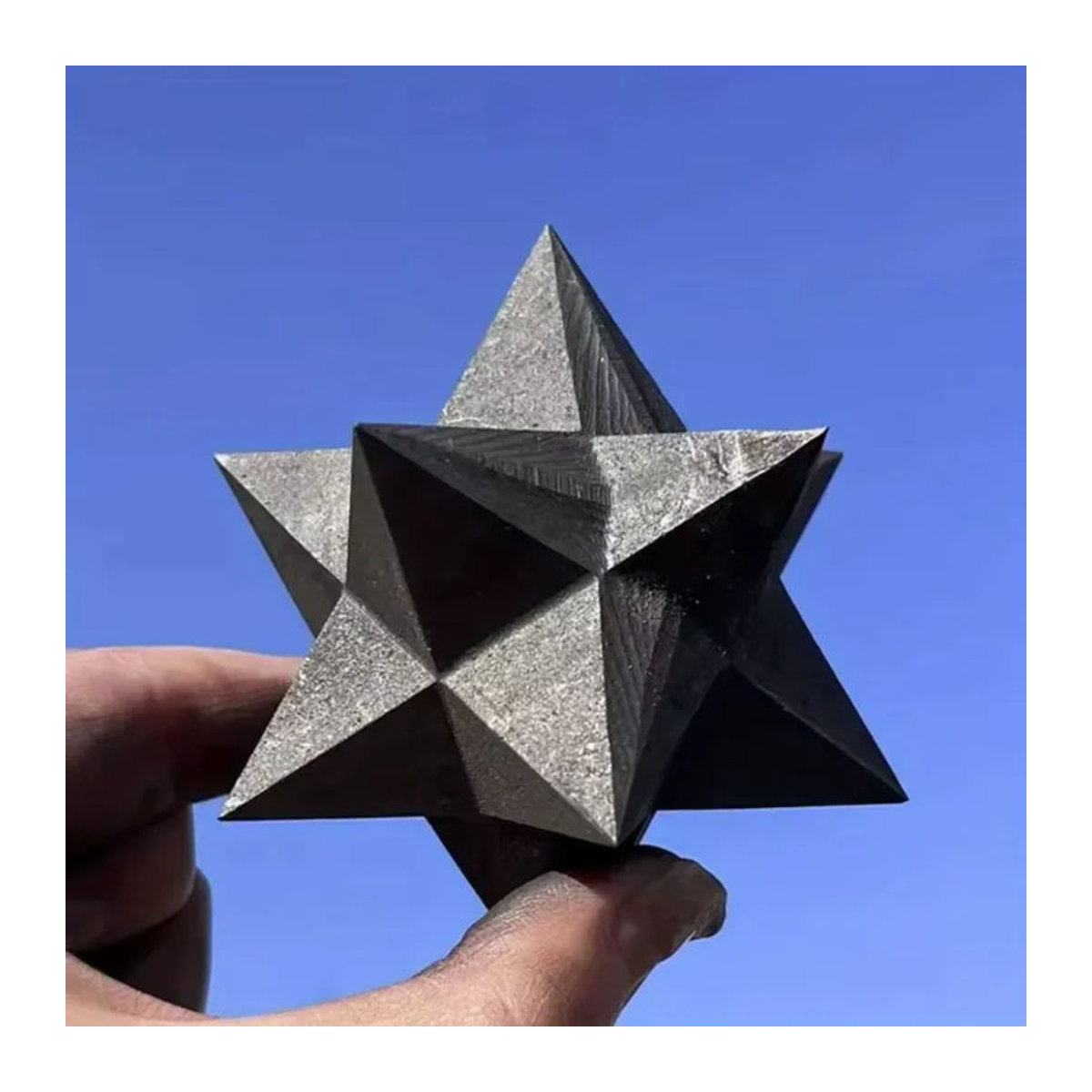 CrystalHola Natürliches Quarz-Mekka Mineralstück in Schwarz – Handgeschnitzte geometrische Bohemian Heimdekoration - Bild 2