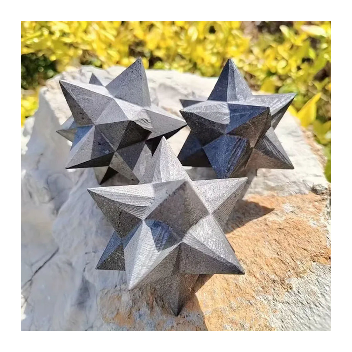 CrystalHola Natürliches Quarz-Mekka Mineralstück in Schwarz – Handgeschnitzte geometrische Bohemian Heimdekoration - Bild 3