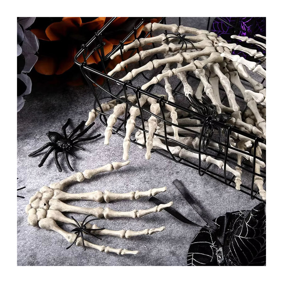 CYZIWEIN Halloween Skelett Hände aus Kunststoff in Beige, 2er-Set realistische Knochen-Requisiten für Zombie- und Terror-Partys - Bild 3