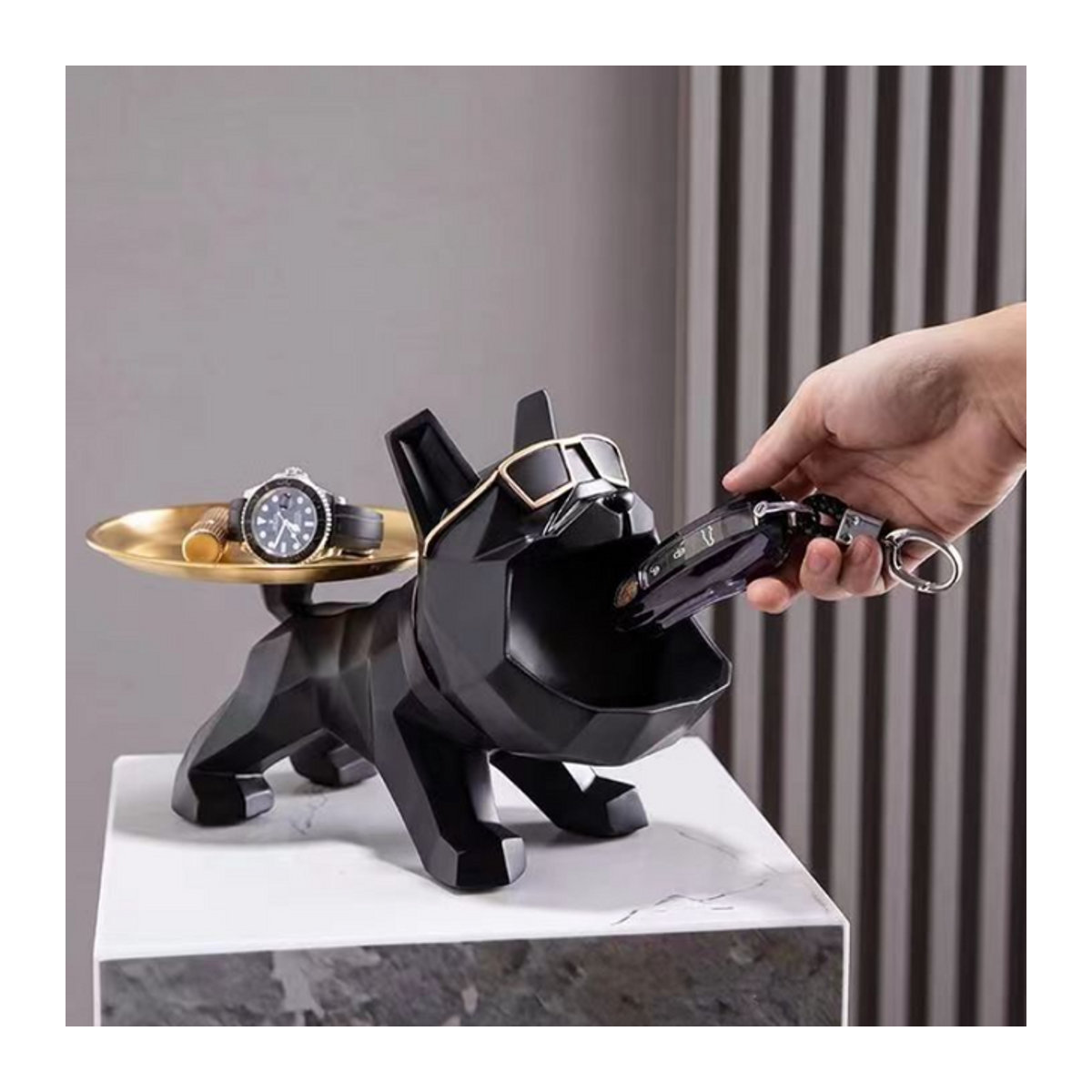 Dekorative Bulldogge als Hund-Butler mit Tablett für Schlüssel und Schmuck, rote Tierfigur aus Harz - Bild 1