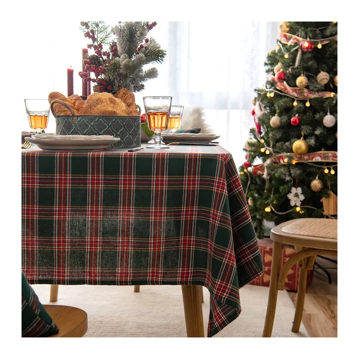 Dekorative rot karierte Tischdecke für eine weihnachtliche Atmosphäre - Bild 3