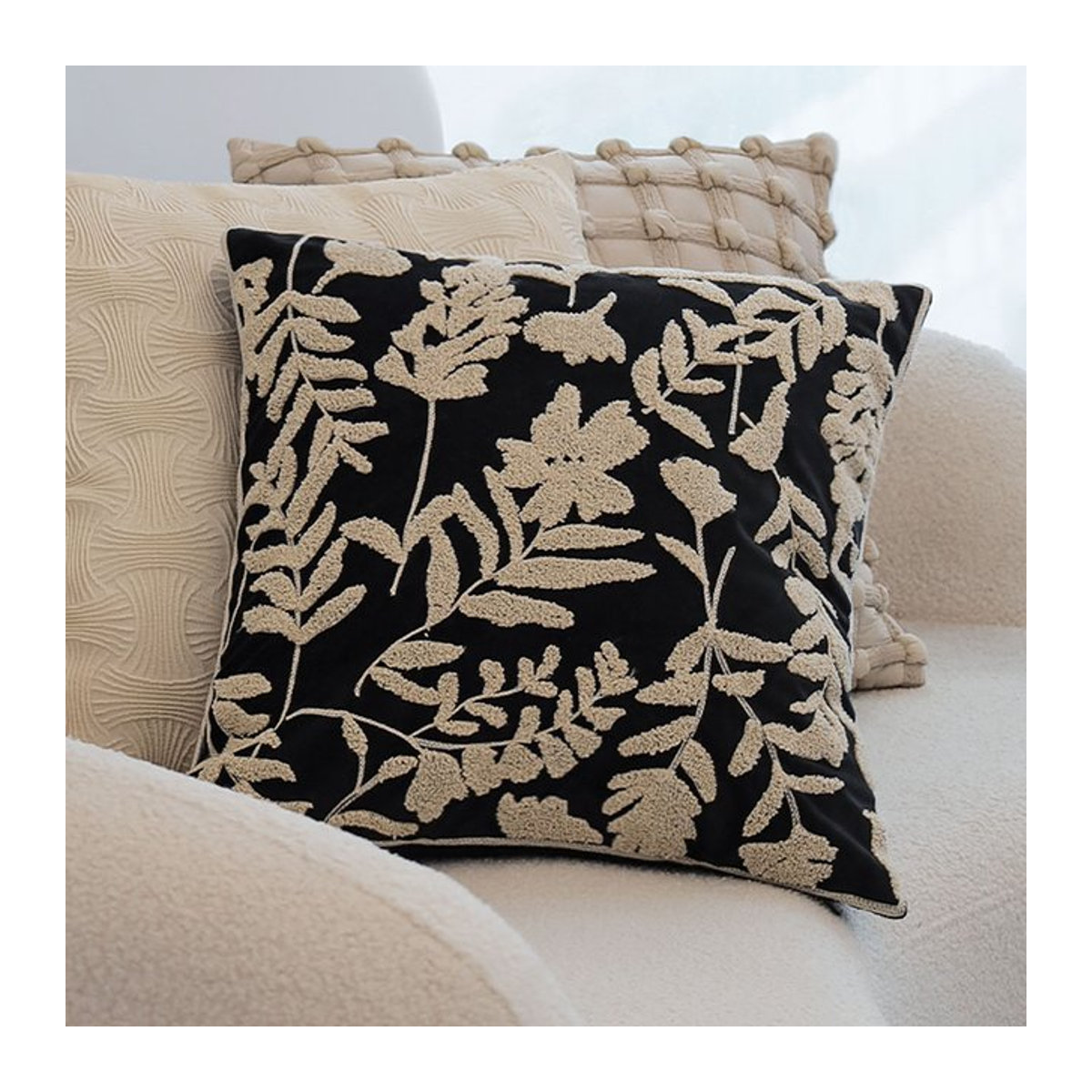Dekorativer Kissenbezug mit Blumenstickerei von CANIRICA in Schwarz, Nordischer Stil, B/H: 45 x 45 cm - Bild 1
