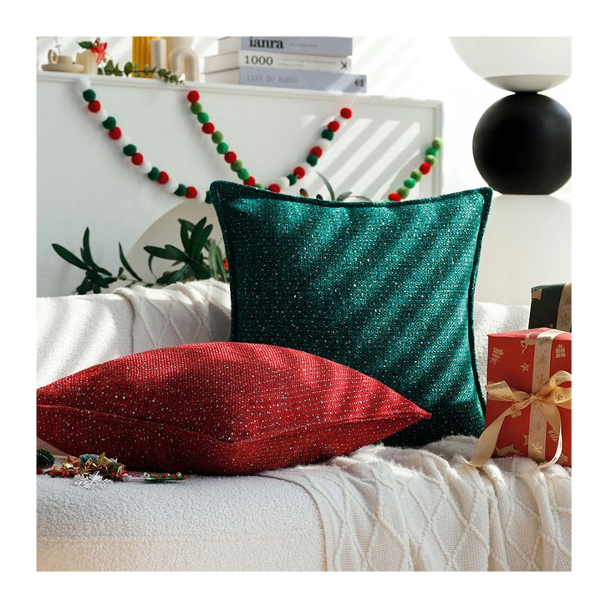 Dekorativer Kissenbezug von CANIRICA in Weihnachtsrot und Grün mit Reißverschluss für dein Sofa und Wohnzimmer - Bild 1