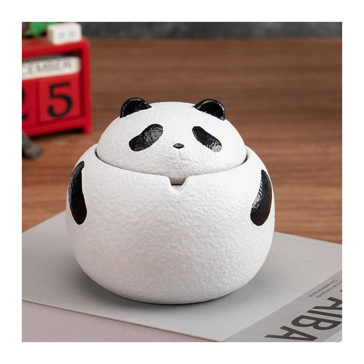 Dekorativer Panda Aschenbecher mit Deckel in Weiß für Wohnzimmer und Büro - Bild 1