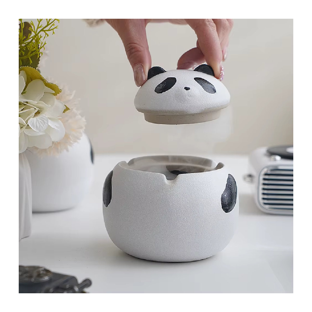 Dekorativer Panda Aschenbecher mit Deckel in Weiß für Wohnzimmer und Büro - Bild 3