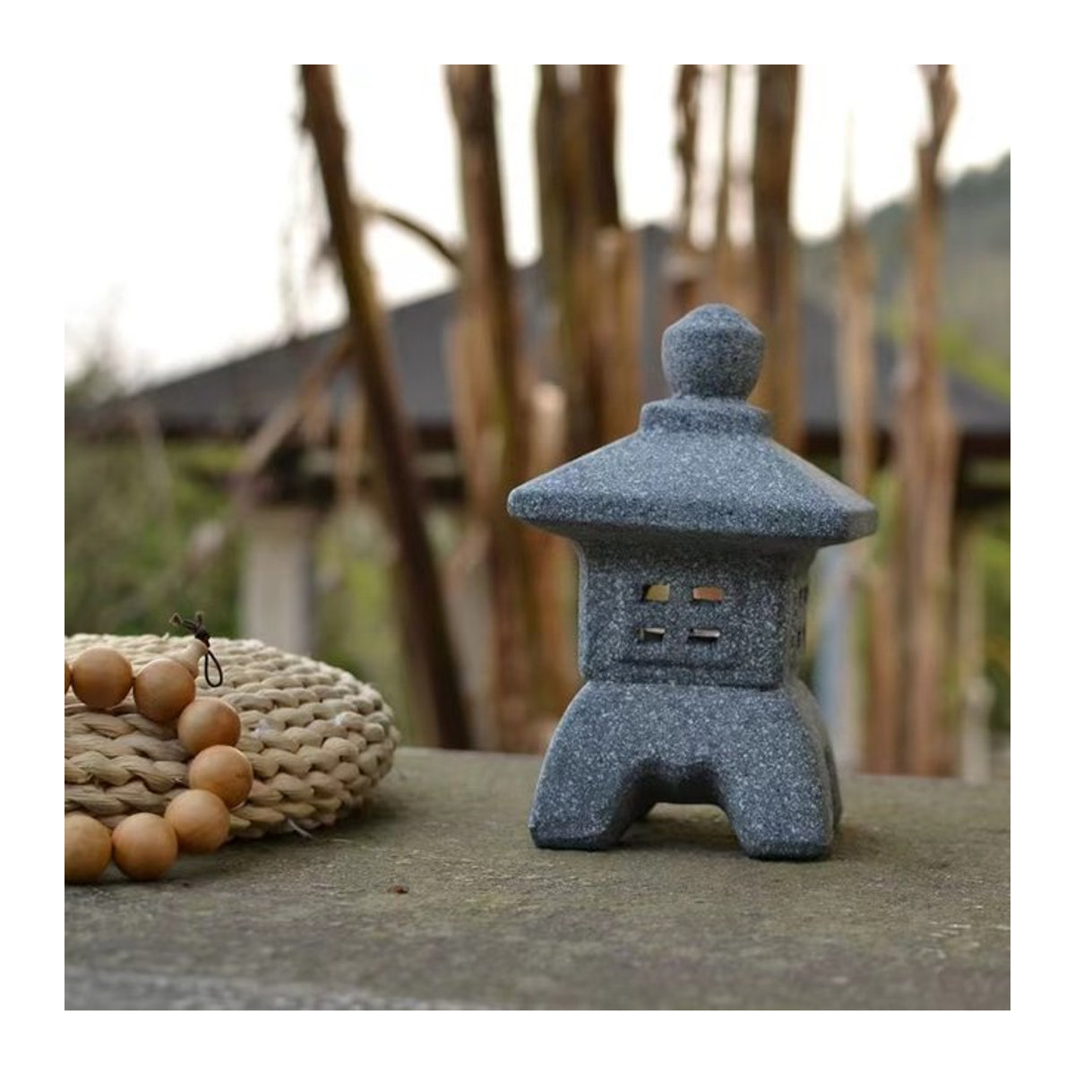 Dekorativer Zen-Kerzenständer aus Kunstharz als Garten-Skulptur und Laterne für deinen Balkon oder Innenhof - Bild 1
