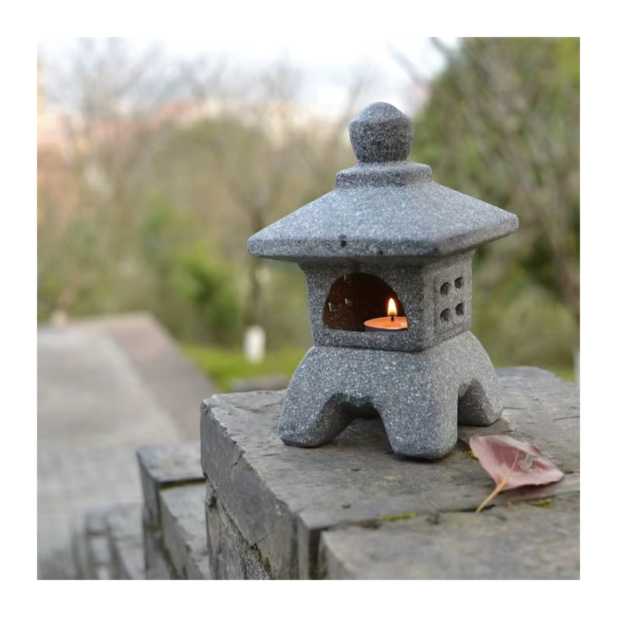 Dekorativer Zen-Kerzenständer aus Kunstharz als Garten-Skulptur und Laterne für deinen Balkon oder Innenhof - Bild 3