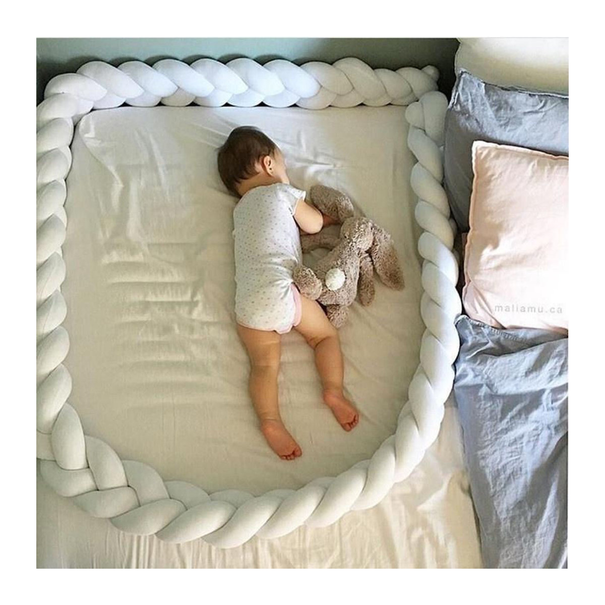 Dekoratives Baby-Bettnestchen aus weichem Gewebe mit farbigem Streifenmuster in Beige/Grau, 1m Länge - Bild 2