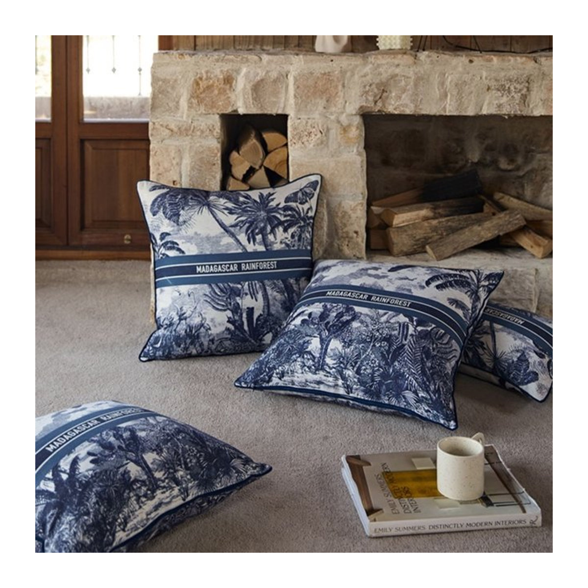 Dekoratives Kissen mit Natur Regenwald Druck in Blau für Sofa und Wohnzimmer - Bild 1