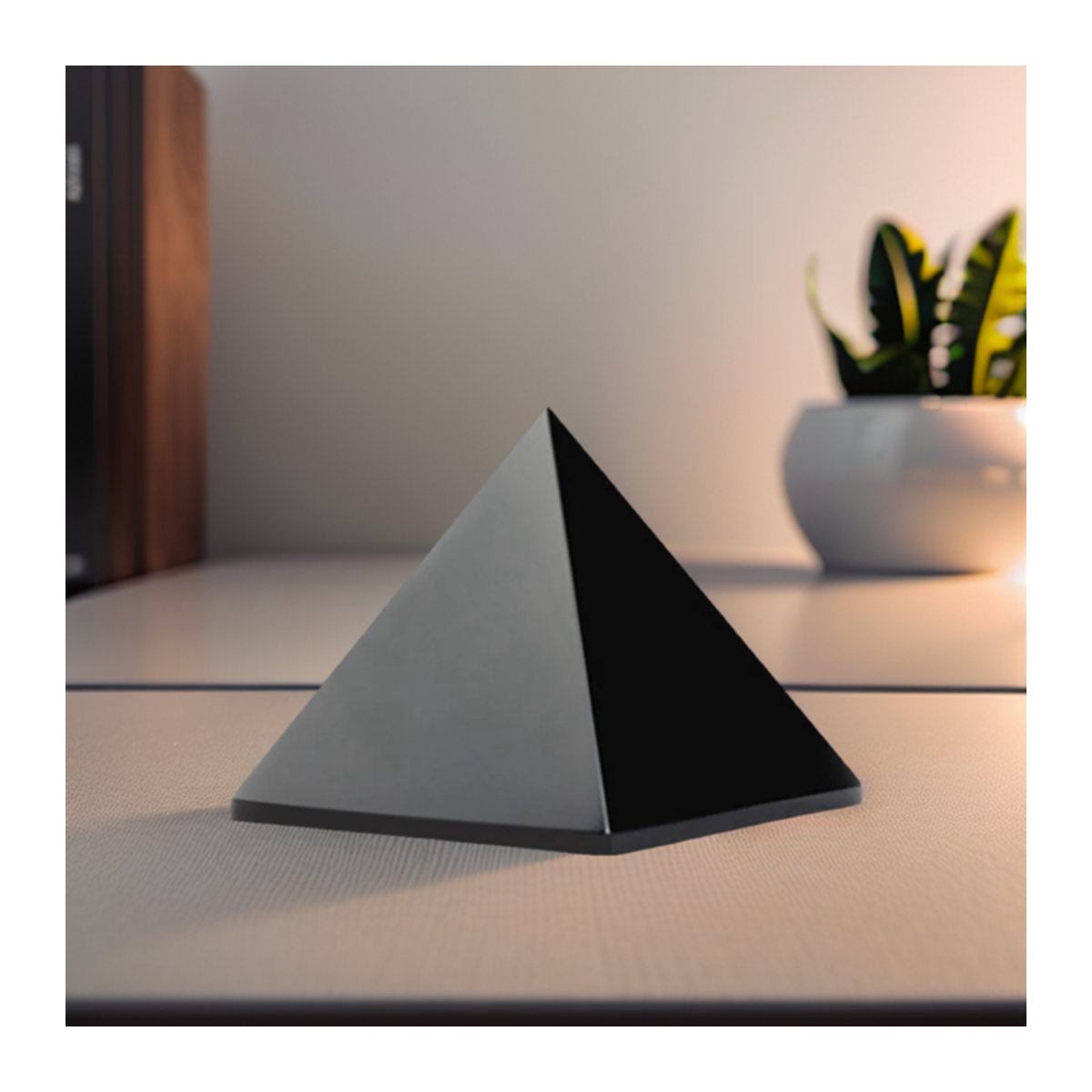 DHFS Schwarzer Obsidian Kristall Pyramide als Energiegenerator für Chakra und Reiki in Schwarz - Bild 1