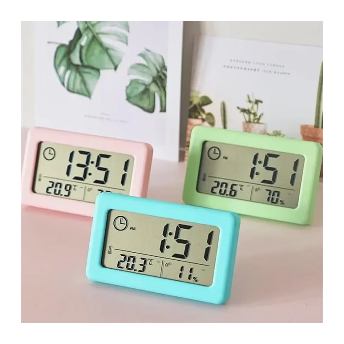 Digitale Wanduhr und Tischuhr mit Thermometer und Hygrometer in Grün mit geometrischem Design - Bild 1