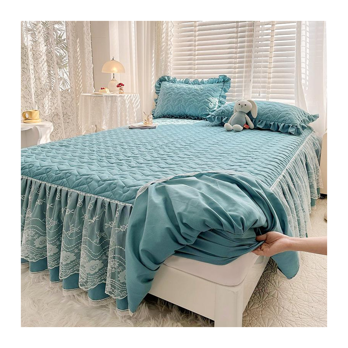 Dreiteiliges Bettwäsche-Set von Your Warm Home mit gestepptem Spannbettlaken und Tagesdecke aus Baumwollspitze im Prinzessinnen-Stil, B/T/H: 150 x 200 cm - Bild 1
