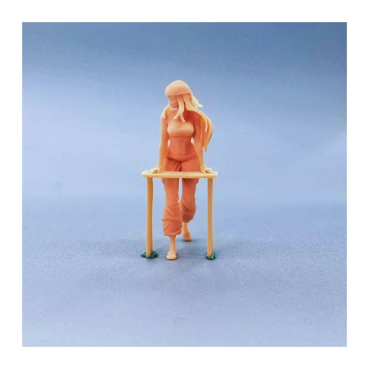EHCMODEL Miniatur Figur Mädchen am Tisch im Maßstab 1/64 aus Kunstharz in Beige, unbemalte Modellbau-Figur für Diorama - Bild 1
