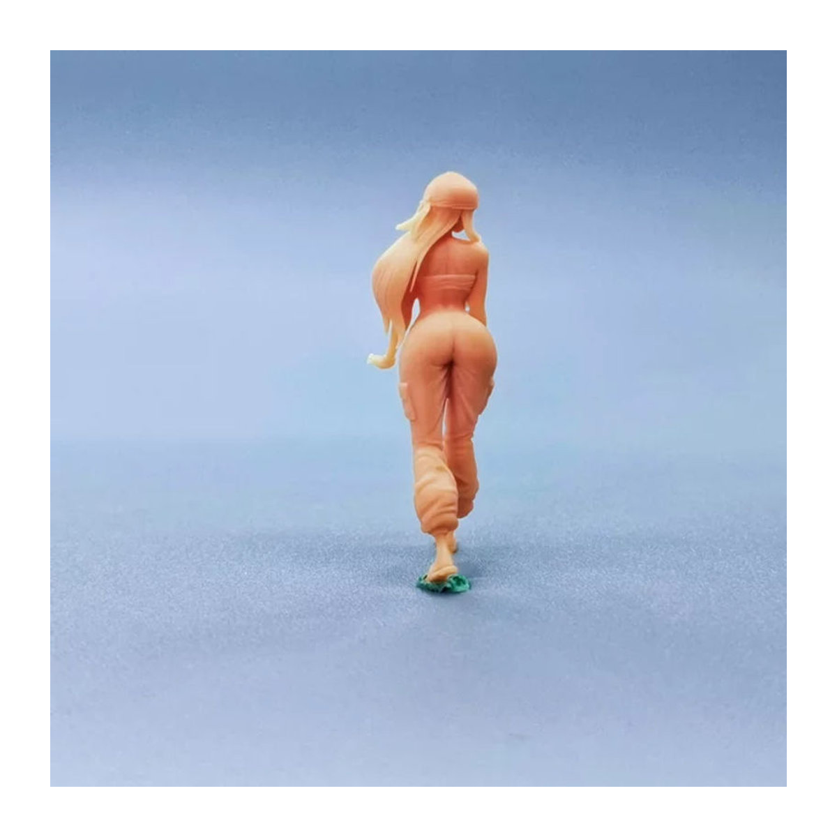 EHCMODEL Miniatur-Figur Mädchen am Tisch in Beige, unbemaltes Kunstharz-Modell für Diorama im Maßstab 1/64 oder 1/43 - Bild 1