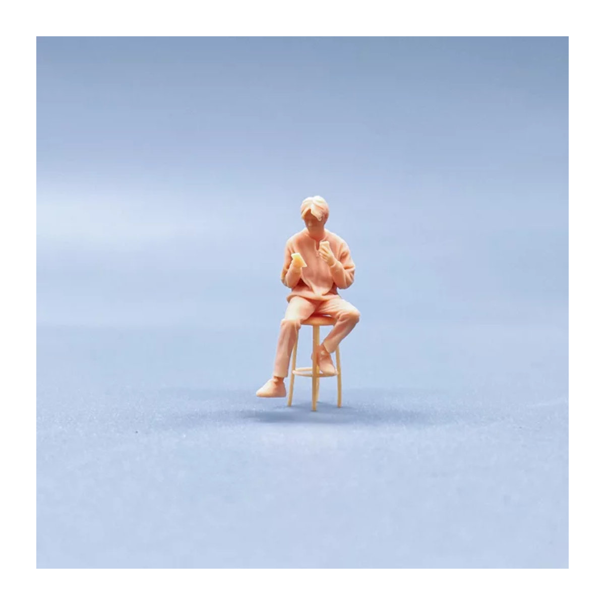 EHCMODEL Miniatur-Figuren aus Kunstharz in Beige: Unbemalte Modellbau-Figuren für Dioramen im Maßstab 1/64 1/50 1/43 (Kaffee trinkend mit Handy) - Bild 1