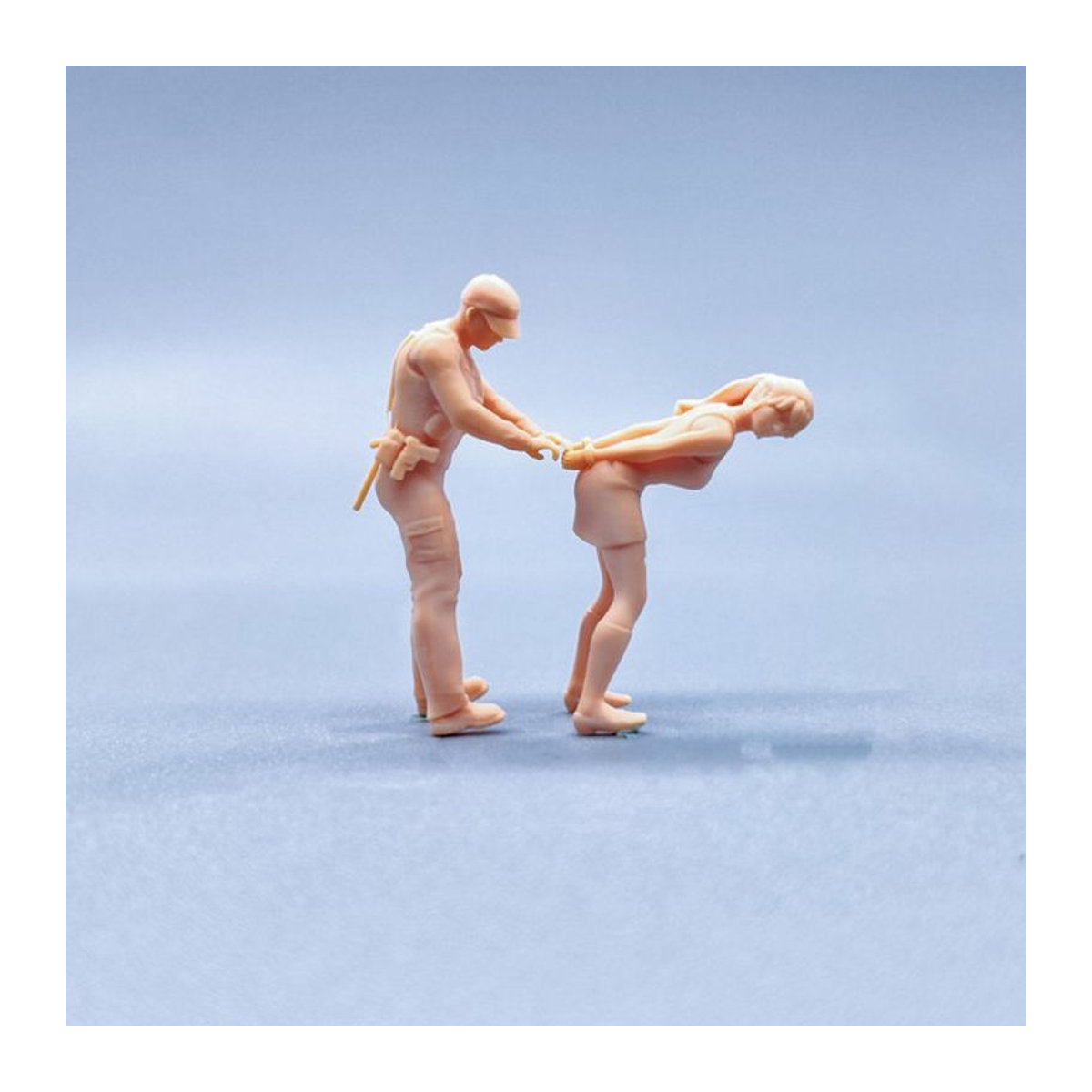 EHCMODEL Miniatur-Figuren Polizei Rettung Mädchen aus Kunstharz in Beige für Diorama und Modellbau - Bild 1