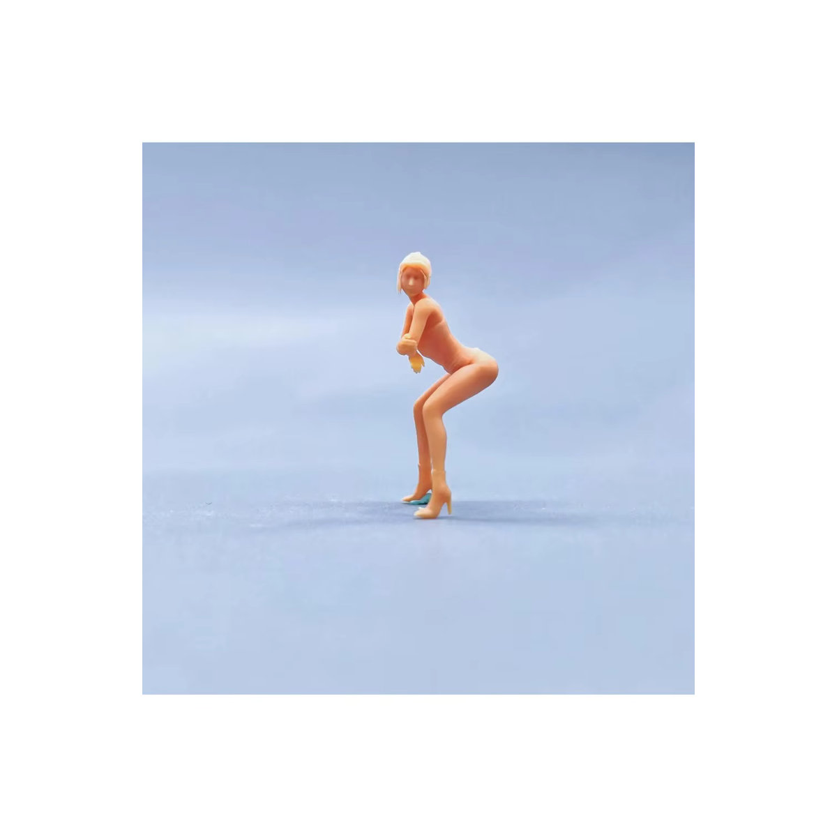 EHCMODEL Miniatur-Modellfigur aus Kunstharz in beige für Diorama und Modellbau mit Motorrad-Sitzhaltung - Bild 1