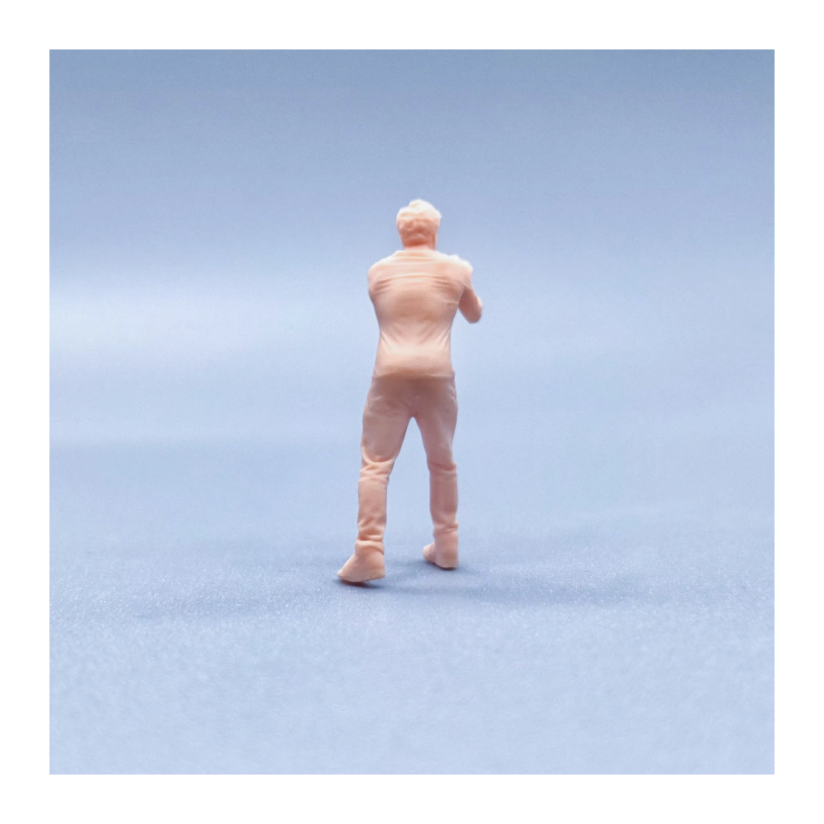 EHCMODEL Miniatur-Modellfigur aus Kunstharz in Beige, stehende männliche Figur für Diorama und Modellbau - Bild 1