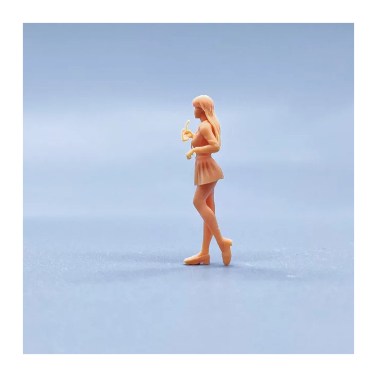 EHCMODEL Modellfigur Walking JK Mädchen mit Brille aus Kunstharz in Beige als unbemalte Miniatur für Diorama - Bild 1