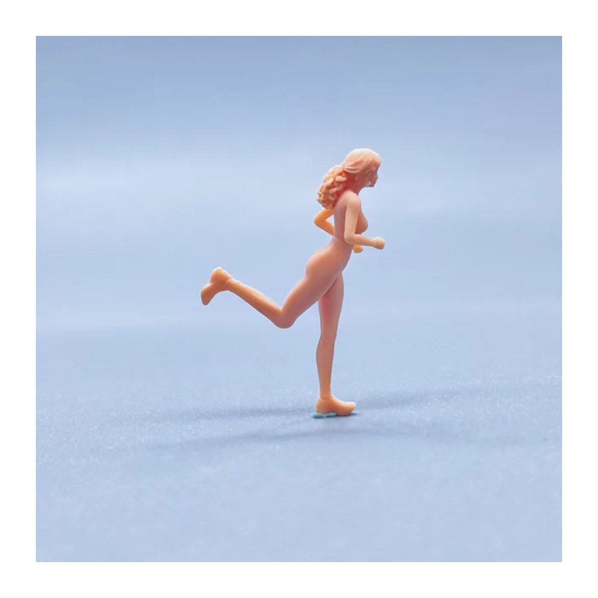 EHCMODEL Ungefärbte Miniatur-Figuren Laufendes Mädchen aus Kunstharz für Diorama im Maßstab 1/64 und 1/43 in Beige - Bild 1