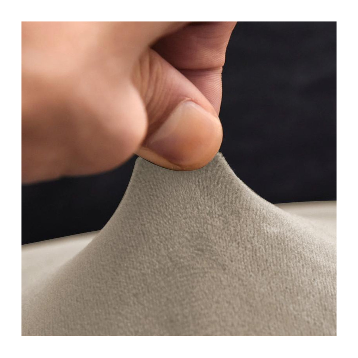 Elastischer Sesselbezug für Ohrensessel in Beige aus Samt zum Schutz deines Sessels - Bild 3