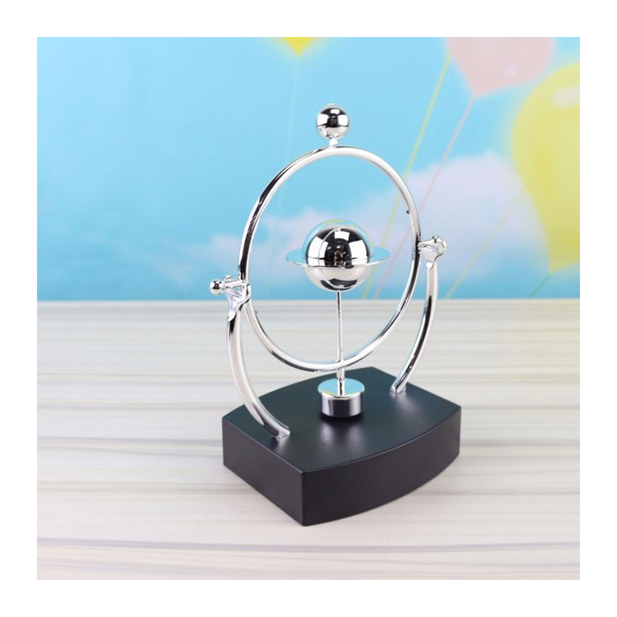 Elektronisches Perpetuum Mobile Swing Ball Magnetische Schaukel als Physik Spielzeug und Desktop Ornament in Schwarz und Silber - Bild 1
