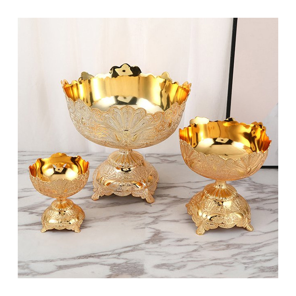 Erddim Serviertablett aus Metall in Gold mit floralem Design, rundes Obsttablett für Obst, Dessert und Snacks zur Tischdekoration - Bild 1