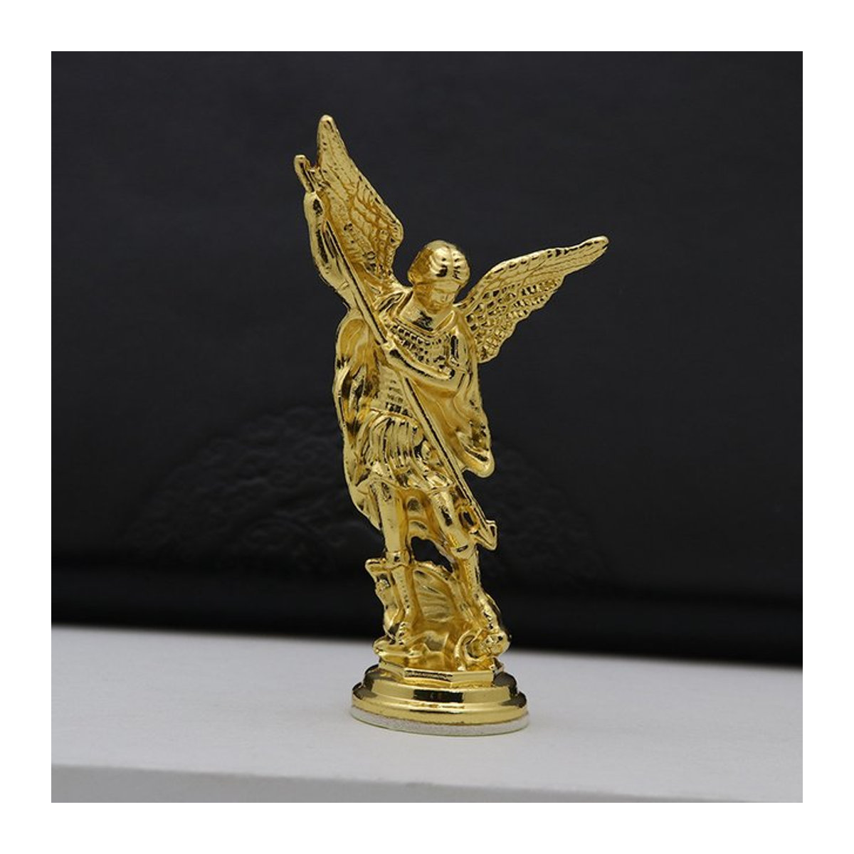 Erzengel Michael Statue besiegt Satan als Wächterfigur aus Zinklegierung in dunklem Khaki für Tischdekoration - Bild 1