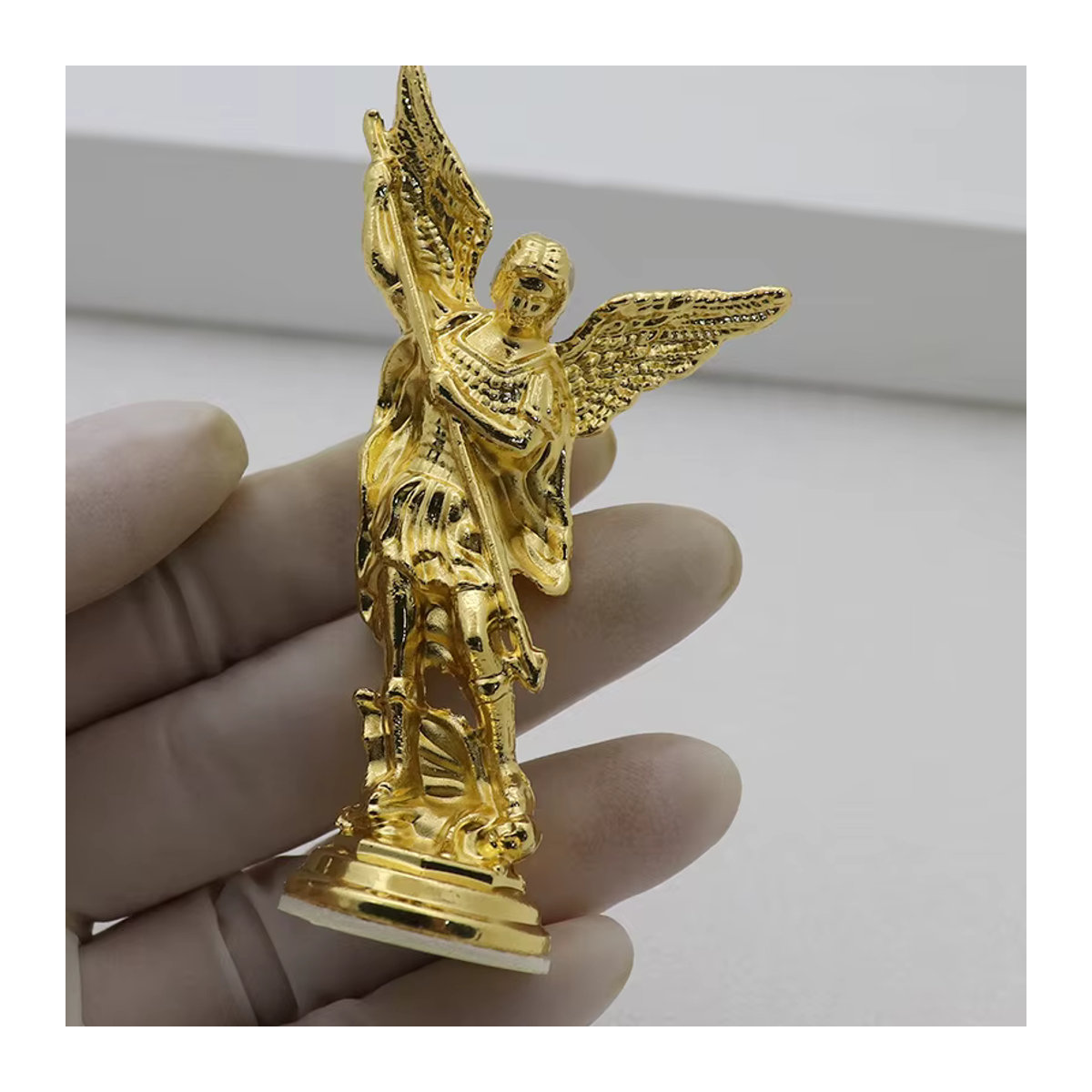 Erzengel Michael Statue besiegt Satan als Wächterfigur aus Zinklegierung in dunklem Khaki für Tischdekoration - Bild 2