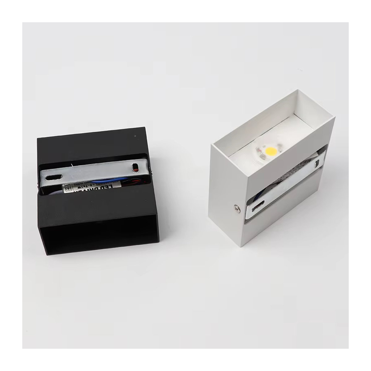 Evelobin LED-Wandleuchte aus Aluminium in minimalistischem Design für Innenbereiche mit Up-and-Down-Lichteffekt, 6 W - Bild 3