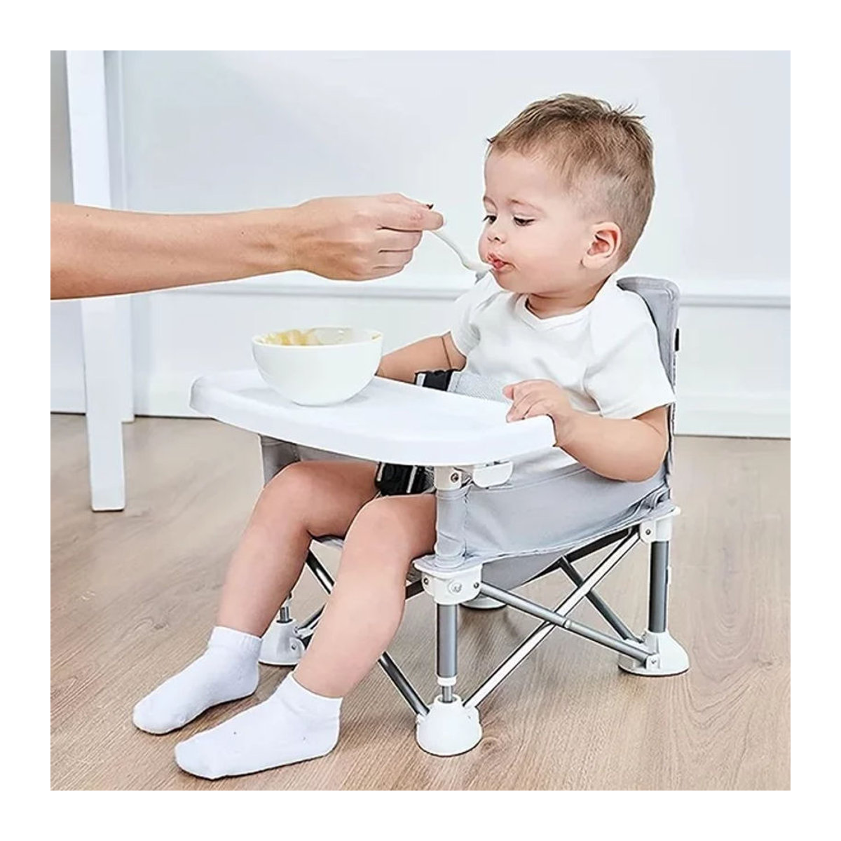 Faltbarer und tragbarer Babystuhl aus Aluminiumlegierung mit Sicherheitsgurt für Camping und Picknick in Rosa oder Grau - Bild 1