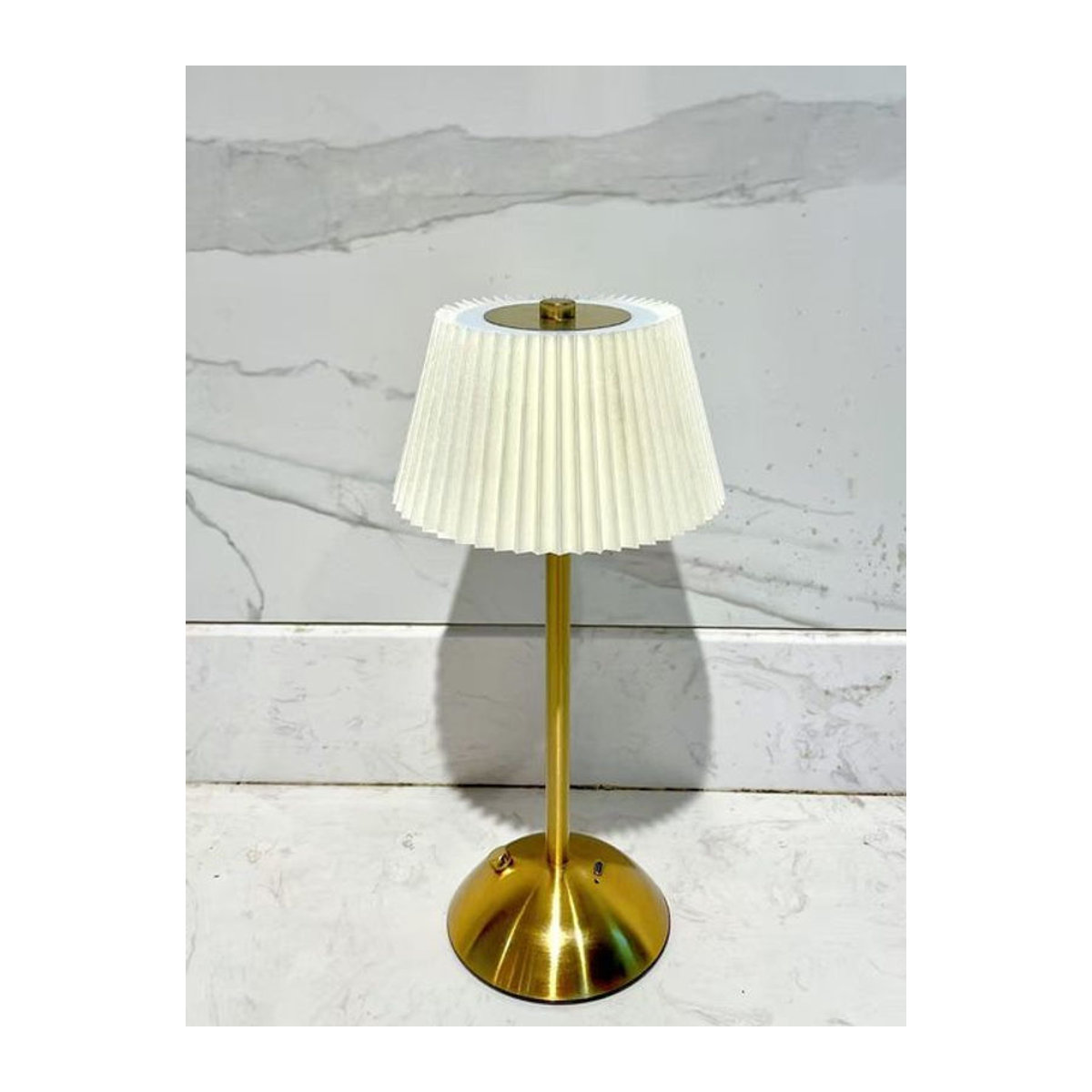 Fantastic House LED-Tischleuchte aus Metall und Stoff in Beige, kabellos, dimmbar und warmweiß - Bild 1