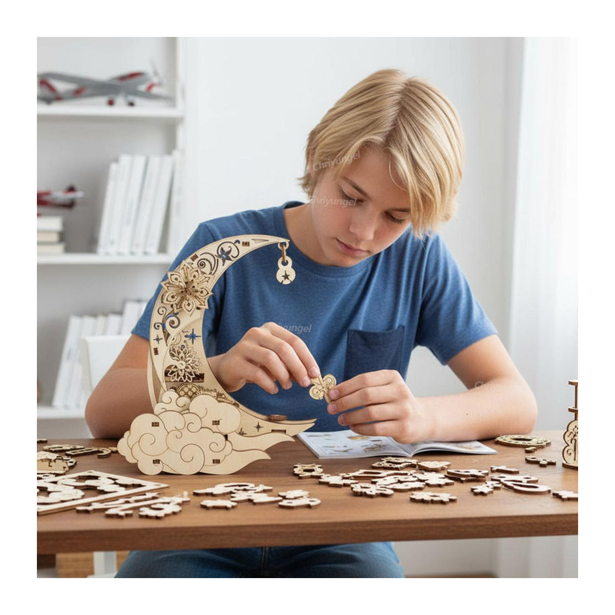 Fashnics 3D Holzpuzzle Mond und Stern als drehbare Spieluhr in Braun und Mehrfarbig als dekoratives Lernspielzeug für Kinder und Erwachsene - Bild 3