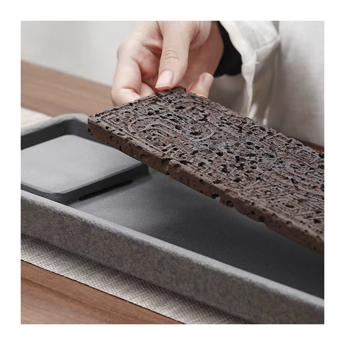 Fiteo Basalt-Teetablett aus natürlichem Vulkanstein in Grau mit Drachen-Gravur, B/T: 60 x 15 cm - Bild 3