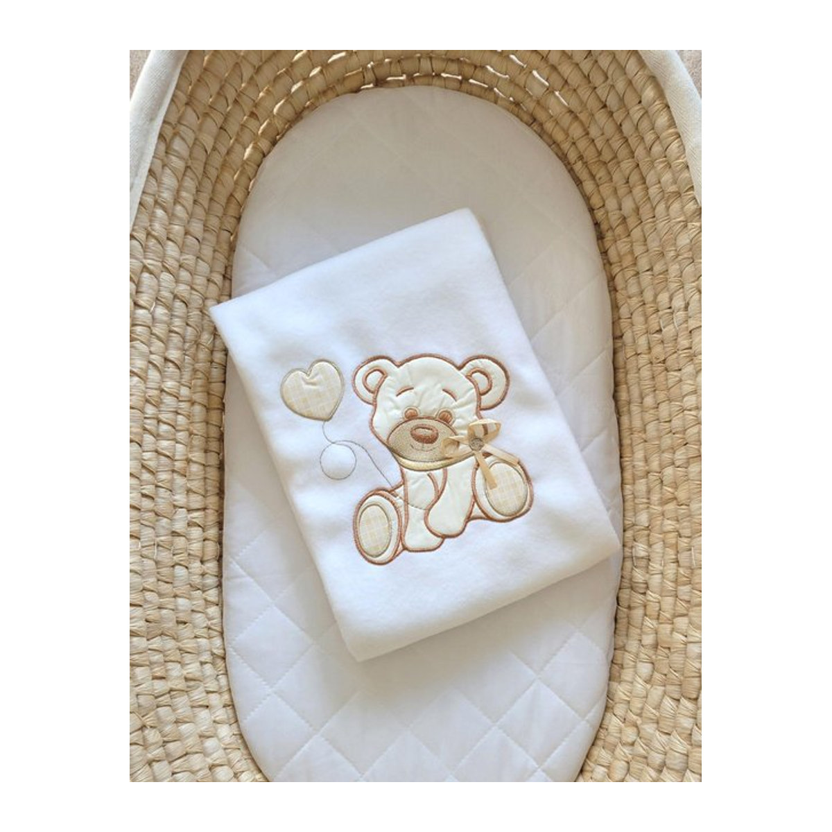 Fleece-Decke für Babys mit Teddybär-Motiv und Schleife in Weiß - Bild 1