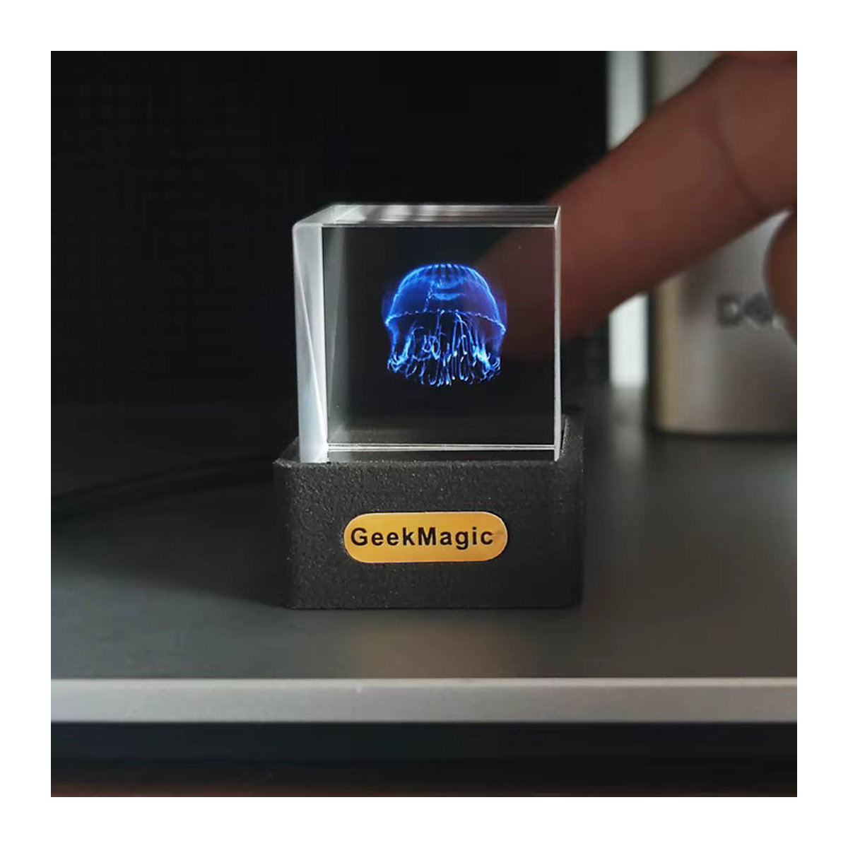 GeekMagic GIFTV Kristall holografische Desktop-Dekoration in Schwarz: Intelligente Wetterstation und Digitaluhr mit GIF-Animationen und Bildalbum aus Glas - Bild 2