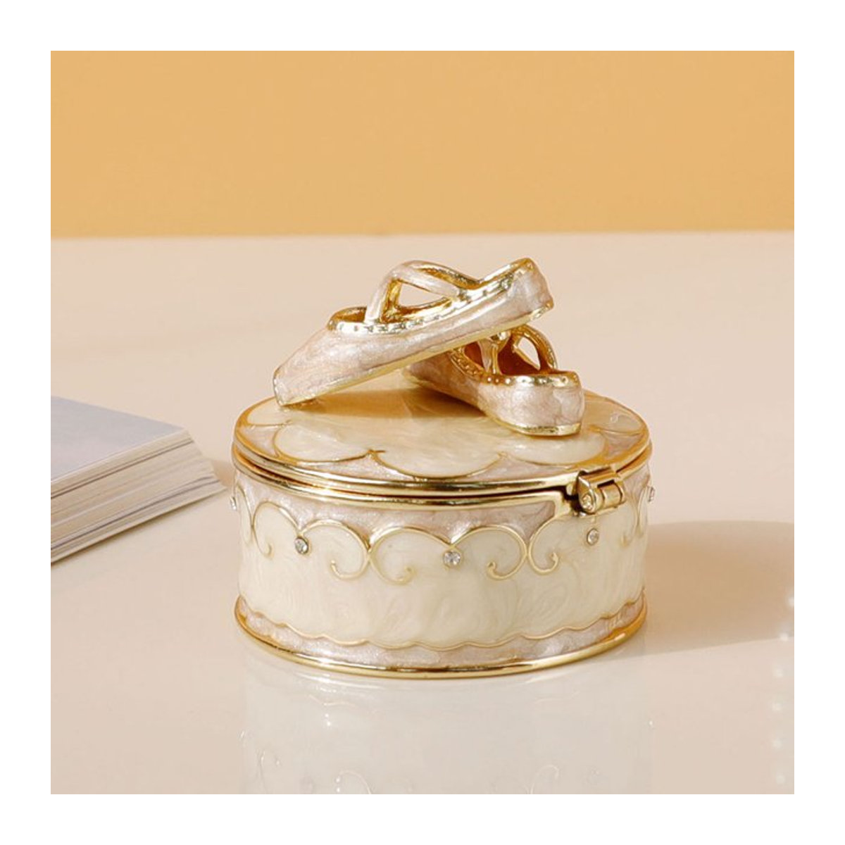 GENAUIRSUN Schmuckaufbewahrung in Form von Ballettschuhen aus Kunstharz, handbemaltes Ornament als Ringhalter in Pink und Creme - Bild 1