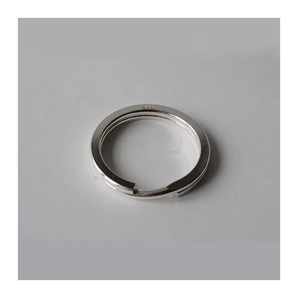 Geteilter Schlüsselanhänger aus massivem 925er Sterlingsilber von justneo in Silber, minimalistischer runder Metallring zur Schlüsselorganisation - Bild 3