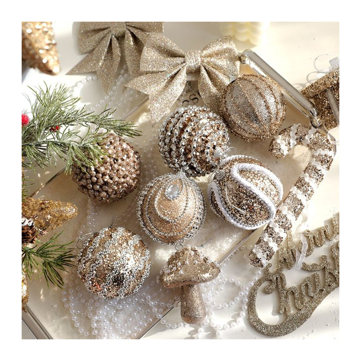 Glitzerndes Weihnachtsbaum Hängeornament von joy-enlife in Champagner und Gold als Stern und Ball für deine Weihnachtsdekoration - Bild 1
