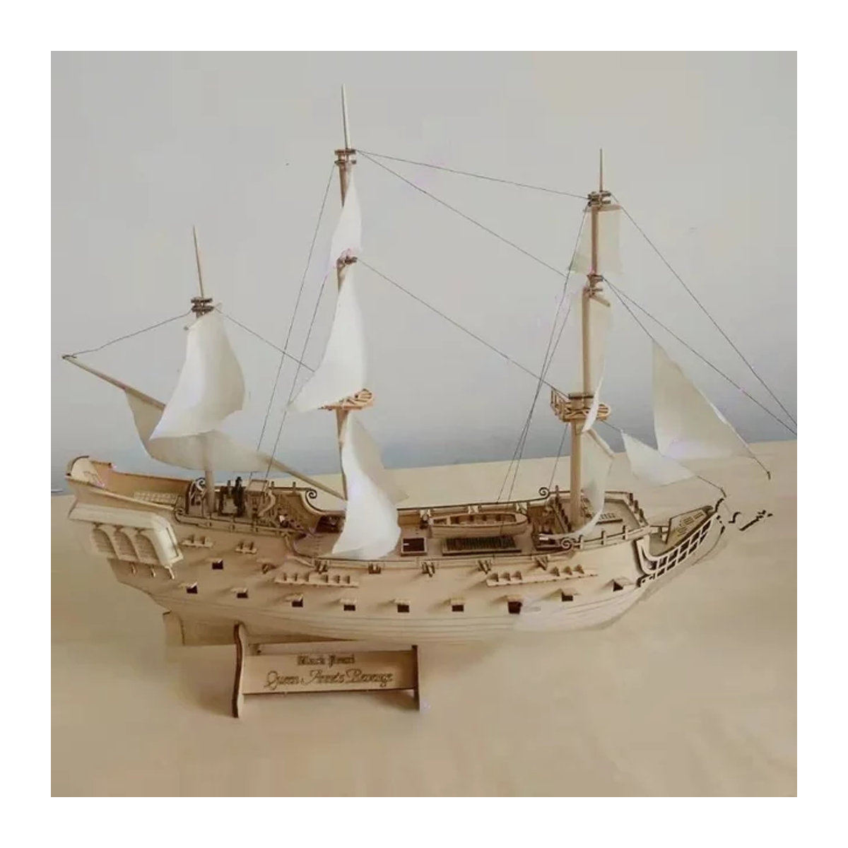 Goni Holz Modellbausatz Schiff Königin Anna Rache in Schwarz und Beige - Bild 1
